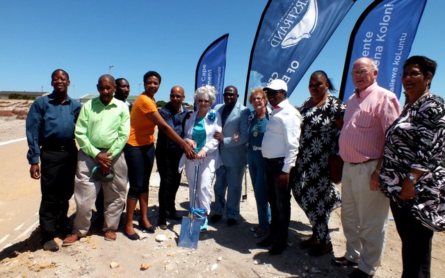 Van die hooggeplaastes tydens die sooispit-seremonie bokant Buitekantstraat, met Gerda Wessels agter die seremoniÃ«le graaf en minister Bonginkosi Madikizela en rdl Nicolette Botha-Guthrie langs haar. Regs op die foto van regs na links is raadslede Moira Opperman, Dudley Coetzee en Linda Ndevu. 